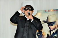 作中のローン・レンジャーに扮する天野。