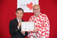 桂文枝（左）と、その15番目の弟子・桂三輝。文枝に付けてもらった「三輝」という名前を「自分の名前だけで人を幸せにできる。これ以上の宝物はない」と語った。