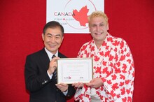 桂文枝（左）と、その15番目の弟子・桂三輝。文枝に付けてもらった「三輝」という名前を「自分の名前だけで人を幸せにできる。これ以上の宝物はない」と語った。