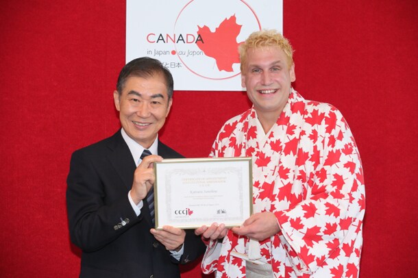 桂文枝（左）と、その15番目の弟子・桂三輝。文枝に付けてもらった「三輝」という名前を「自分の名前だけで人を幸せにできる。これ以上の宝物はない」と語った。