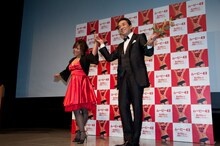 イベントに登場した渡辺正行と美奈子。美奈子は渡辺に促されてくるっと回転して衣装をアピール。