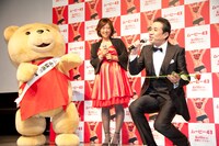 映画「ムービー43」の下衆さを語る渡辺正行（右）。