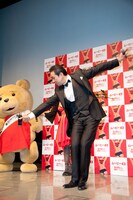 コーラの一気飲みに挑戦する渡辺正行。