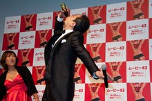 コーラの一気飲みに挑戦する渡辺正行。