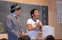 念を送ってソイスコーンを完成させようとするワッキー（右）。