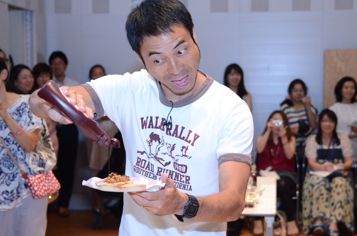 「納豆にチョコかけちゃお～」とワッキー。