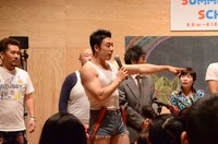 「笑楽校 presents SUMMER SMILE SCHOOL」の特別授業「みんなで校歌を作ろう！」の模様。
