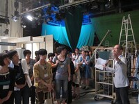 参加者にセットの説明をする有田康雄プロデューサー。