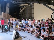 コント収録を見守る参加者たち。