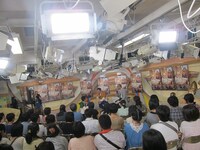 いきなり土下座する池田に大ウケ。