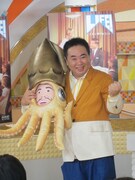 コント「LIFE！スペシャル『深海の巨大生物を追え』の衣装とポーズをとる塚地。