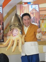 コント「LIFE！スペシャル『深海の巨大生物を追え』の衣装とポーズをとる塚地。