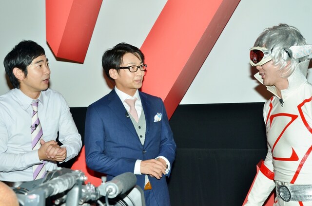 映画「ワールド・ウォー Z」の「日本最速上映カウントダウンイベント」に登場したハマカーンと、サイクロンZ（右）。