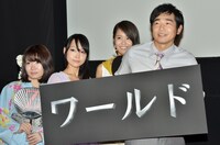 ハマカーン浜谷（右端）と、イベントに華を添える「美人時計」の出演者達。