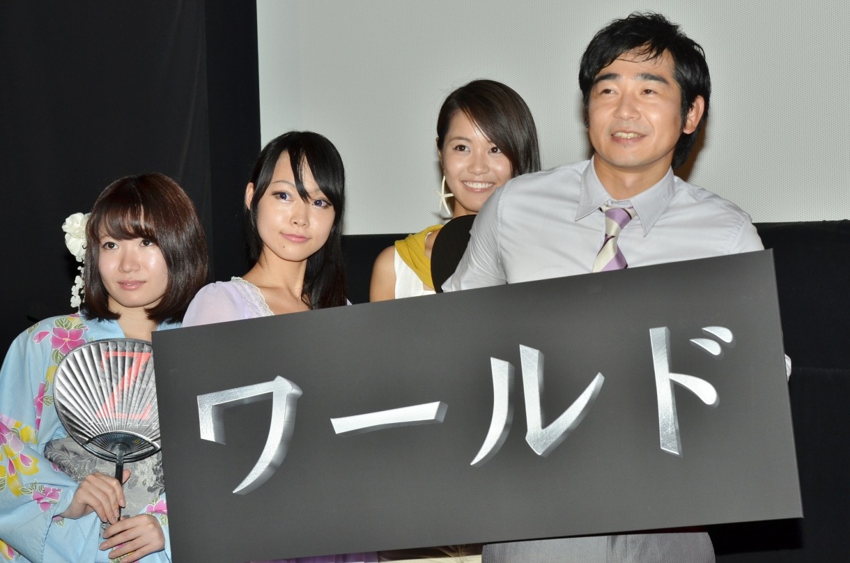 ハマカーン浜谷（右端）と、イベントに華を添える「美人時計」の出演者達。
