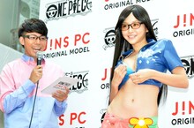 ピース綾部（左）と、ロビンに扮する杉原杏璃（右）。