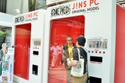 「メガネの巨大有人自販機」に入り、メガネを一般客に販売するバッファロー吾郎A（奥）。