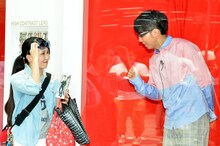 ピース綾部（右）と客。