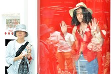 ピース又吉（右）と客。