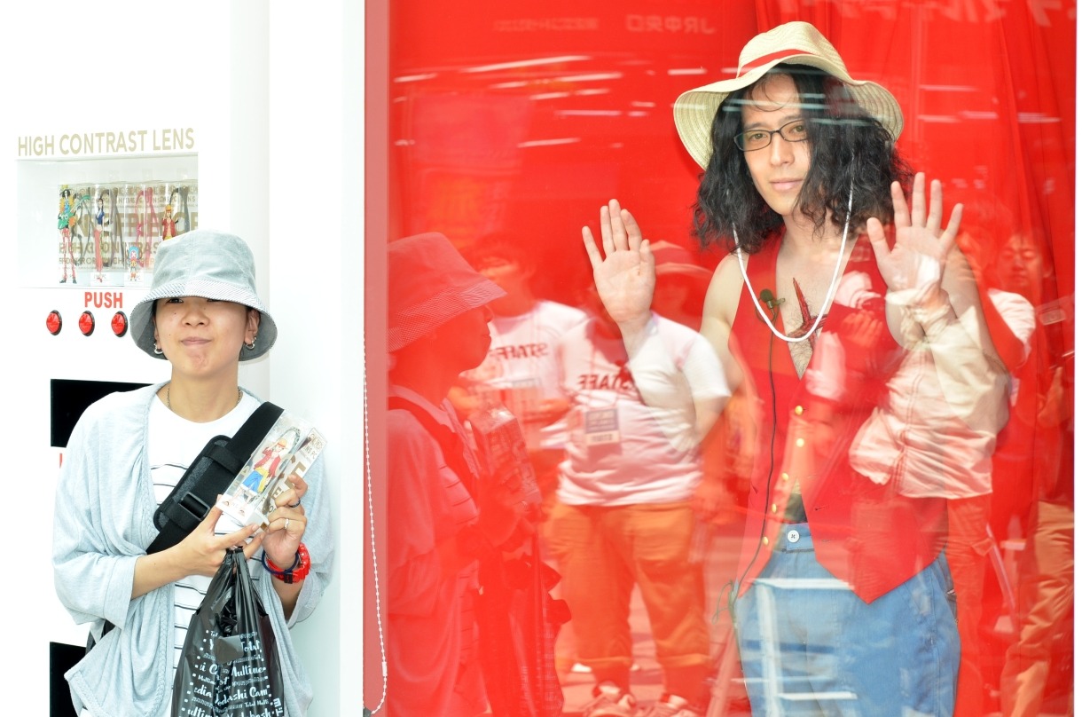 ピース又吉（右）と客。