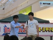 自作の物語を淡々と朗読したメガネゴッツ。