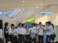 女子高生と男子高生の腕相撲対決が勃発。