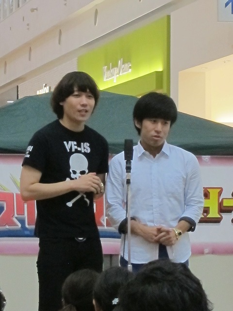 漫才を披露するチーモンチョーチュウ。