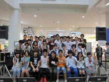 「イオン×よしもと『ハイスクールマンザイ2013～H-1 甲子園～』」関東地区予選の出演者たちと、司会のチーモンチョーチュウ。