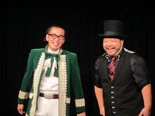 司会の髭男爵。山田ルイ53世は、打ち上げられたクジラの行方が気になって仕方がない様子だった。