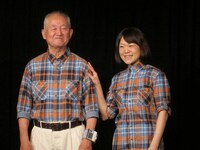 めいどのみやげ。父の腕には観客に安心してもらうため血圧計。