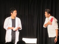 不思議な闇医者が登場するコントを披露したこぶし。