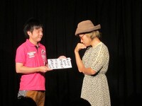 路上アーティストと金持ちマダムのコントを披露したかもめんたる。