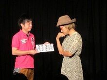 路上アーティストと金持ちマダムのコントを披露したかもめんたる。