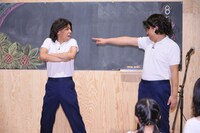 「笑楽校」特別授業「COWCOW先生と一緒に『あたりまえ体操を考えよう！』」を行ったCOWCOW。