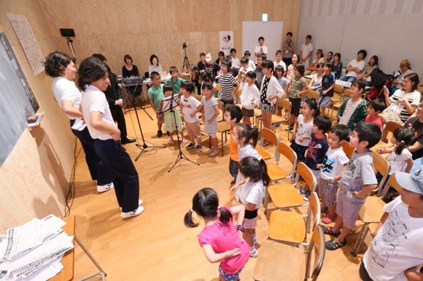 「笑楽校」特別授業「COWCOW先生と一緒に『あたりまえ体操を考えよう！』」の模様。みんなで一緒にあたりまえ体操を踊る。