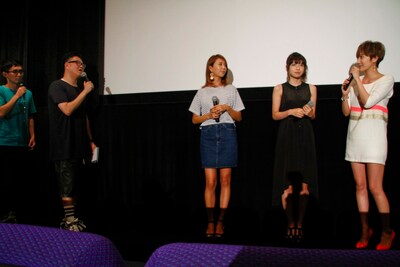 映画「ジェリー・フィッシュ」の東京特別先行試写会＆トークイベントでMCを務めるシソンヌ（左）と出演者達。