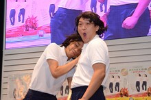 あたりまえ体操恋愛バージョンを披露するCOWCOW。