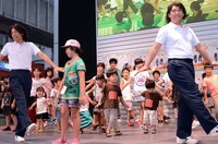 子供たちと一緒にあたりまえ体操を踊るCOWCOW。