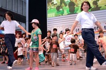 子供たちと一緒にあたりまえ体操を踊るCOWCOW。