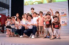 子供たちと一緒にあたりまえ体操を踊ったCOWCOW。