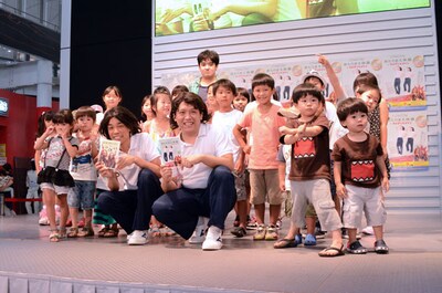 子供たちと一緒にあたりまえ体操を踊ったCOWCOW。