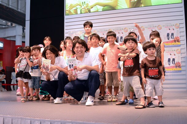 子供たちと一緒にあたりまえ体操を踊ったCOWCOW。