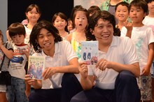 DVD発売記念イベントを行ったCOWCOW。