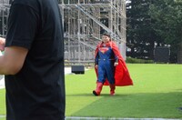 凛とした表情で颯爽と現れる渡辺直美。