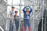 険しい表情ながらも「オッケー」サインを出す渡辺直美。