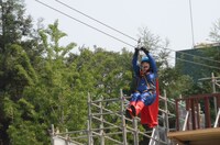 叫びながら空中滑走する渡辺直美。