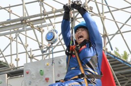 渡辺直美、特注スーパーマン衣装で地上7Mの空中滑走に成功