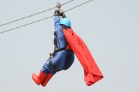 空中滑走する渡辺直美。