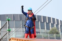 見事対岸に渡りきって喜ぶ渡辺直美。