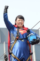 空中滑走を成功させた渡辺直美。